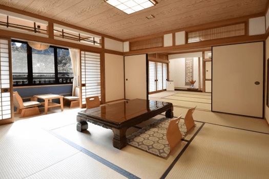 【本館和室／有明の間】やわらかな畳の香りに包まれながら、家族団らんのひとときを過ごせる和室です。