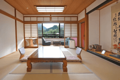 【別館和室】古湯の自然を望む、落ち着いた雰囲気の和室