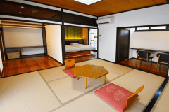 【和洋室／天山の間】畳のぬくもりと洋の快適さが融合した空間で、安心してお寛ぎいただけます。