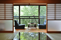 【別館和室】広縁からは緑深い山々のパノラマも楽しめます