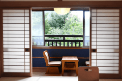 【本館和室／有明の間】窓の外には穏やかな風景が広がり、四季の移ろいを感じながらお寛ぎいただけます。