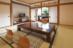 【本館和室／有明の間】やわらかな畳の香りに包まれながら、家族団らんのひとときを過ごせる和室です。