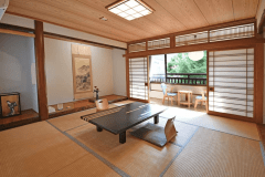 【本館和室／若楠の間】どこか懐かしさを感じる落ち着いた空間で、静かなひとときをお楽しみください。
