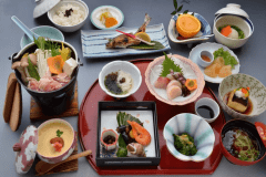 【季節会席/一例】田舎こんにゃく、山の幸の炊合せ、「みつせ鶏」など地元食材を満喫できる