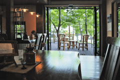 【喫茶・談話室】若旦那こだわりのカフェでは、懐かしいレコードが流れる。火・木・土の夜は焼酎バーに！