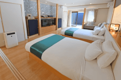 【特別室／佐嘉の間】ベッドルームにはシモンズ社製セミダブルベッド2台設置