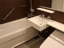 本館：和室＜10畳＞角部屋・シックな印象の広々としたお風呂