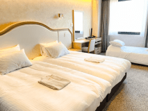 本館ラグジュアリールームの大人3人利用のレイアウト（簡易ベット仕様）