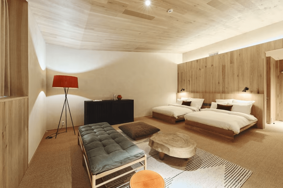 【103／Calm Heritage】
赤いTRIPODE G5が、静かな部屋にひとつの表情を添えます。同じ設えでも、部屋ごとに異なる色と光が宿る。それがCalm Heritageの、密やかな楽しみです。