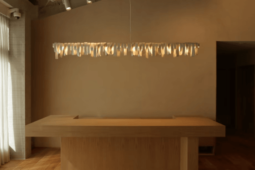 韓国の陶芸家・アーティストであるソ・ヒス(Suh Hee Su / 서희수)氏 この作品は「Untitled」とい
うシリーズの一つで、医療用包帯をモチーフにしたセラミック(陶器)で作られています。