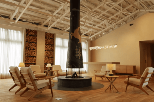軽井沢の原風景と響き合う、HACIENDA KARUIZAWAのロビー。エントランスを抜けると、まず暖炉の火が迎えます。