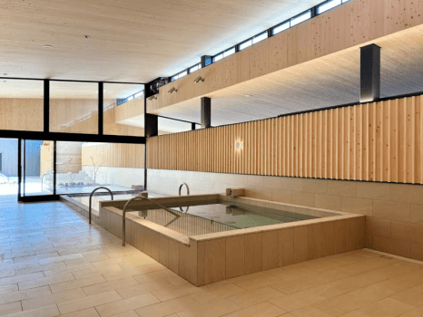 【AQUAIGNIS GARDEN SPA／内湯】
宿泊者が利用できる「AQUAIGNIS GARDEN SPA」の内湯。木のルーバーと淡い石材に包まれた静かな湯に浸かれば、軽井沢の空気とともに、からだの緊張がゆっくりとほどけていきます。