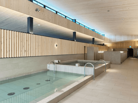 【AQUAIGNIS GARDEN SPA／水風呂・内湯】
天窓から差し込む光が、水面をやわらかく照らします。温度帯の異なる浴槽を行き来する「冷冷交代浴」は、ここでしか味わえない、深い休息へと誘う体験です。