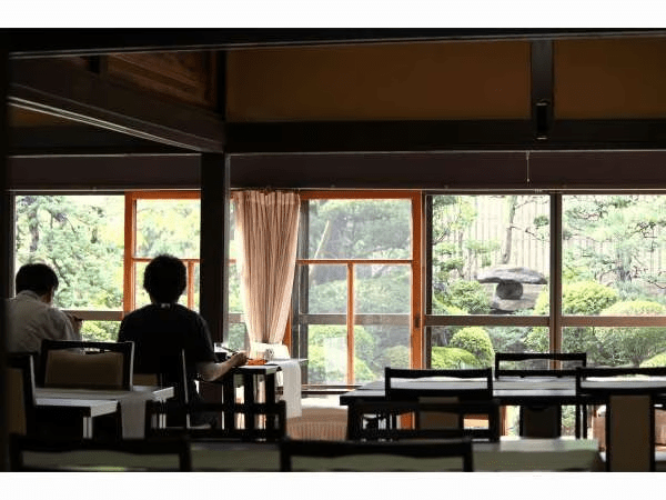 庭を見ながら朝食会場の大広間