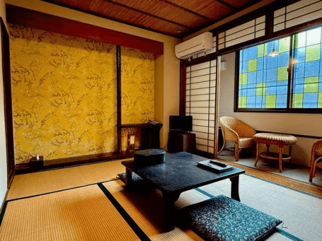 楓の間　床の間の壁紙はゴッホ1890年の作品『花咲くアーモンドの木の枝』