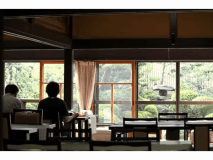 庭を見ながら朝食会場の大広間