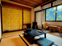 楓の間　床の間の壁紙はゴッホ1890年の作品『花咲くアーモンドの木の枝』