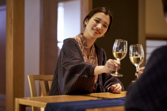 【カップルプラン★二人きりでのお寛ぎ】お食事は個室食事処／日本酒スパークリング＆女性限定の色浴衣無料レンタル付／２食付