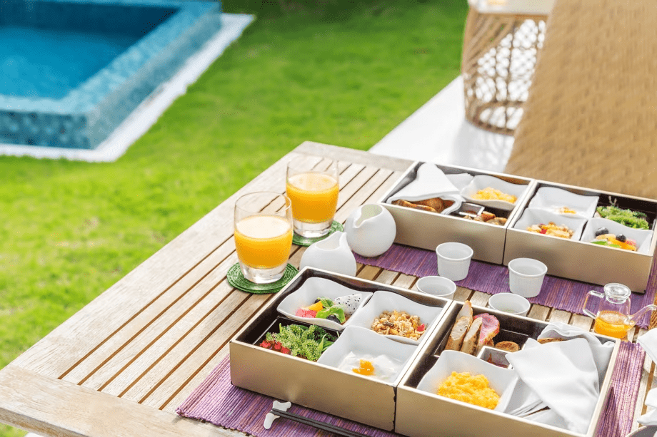 【ご朝食】お部屋のテラスで爽やかな海風を感じながら、琉球の恵みを味わう贅沢な時間