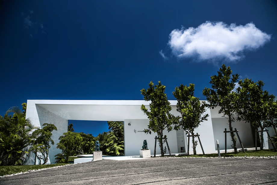 ｜JUSANDI外観｜6000坪の広大な敷地に佇む、わずか5棟のオールスイートヴィラ