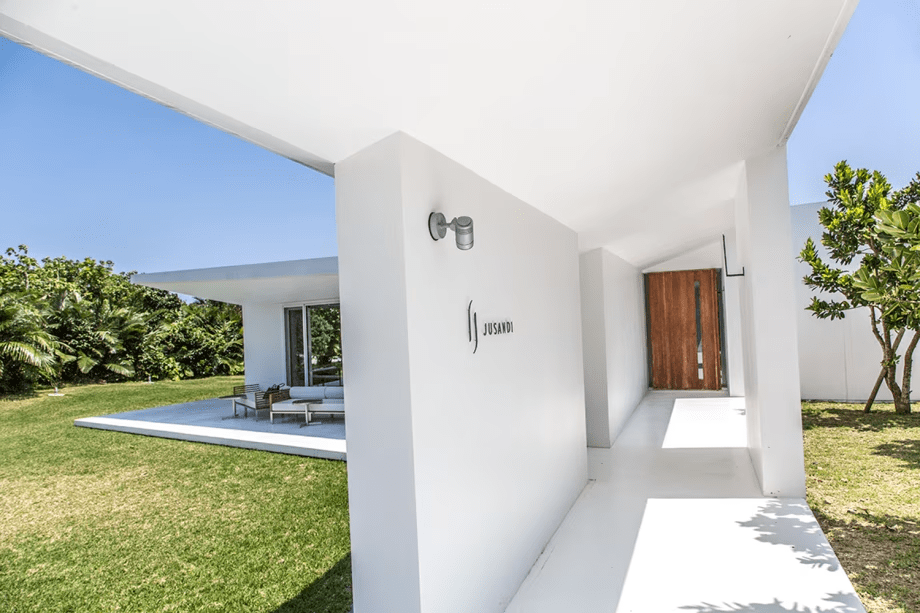 【エントランス】日常から抜け出して、至上のプライベートリゾートをご満喫頂けます。