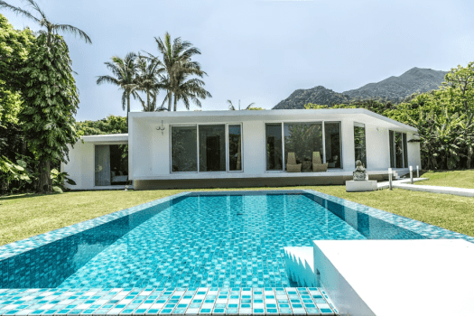 【2ベッドルーム】300平米の広大な敷地を持つ、森に囲まれたJUSANDIに1棟だけの特別なヴィラ。リビングを中心にハリウッドツインのベッドルームを2部屋設え、ご家族連れや気心の知れたご友人方と4名様までご宿泊いただけます。