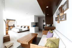 ｜室内イメージ｜白いミニマルな空間とデザイナーズ木製家具が調和した空間