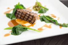 絶妙な焼き加減で仕上げ、芳醇な香りが広がる石垣牛のフィレステーキ