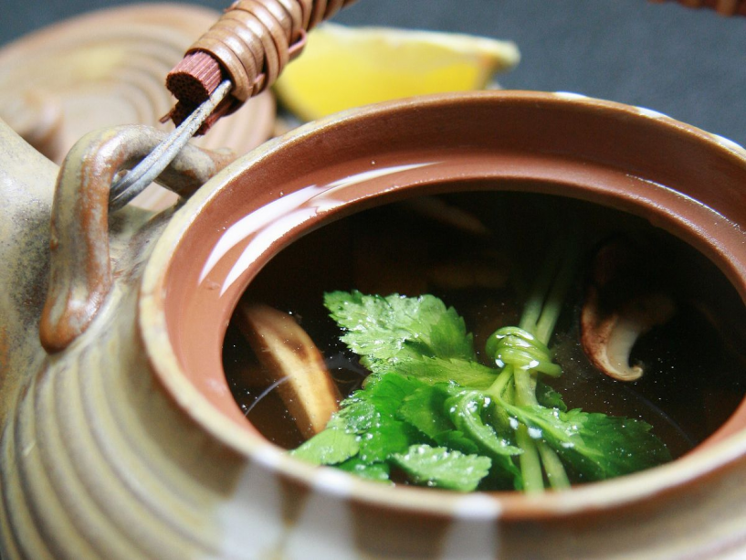 秋の味覚の王様「松茸」を贅沢に使用した「松茸の土瓶蒸し」。 秋の味覚の王様「松茸」を贅沢に使用した「松茸の土瓶蒸し」。