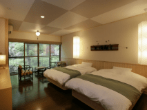 【4階洋室】入り口から客室、洗面、トイレがバリアフリーです。