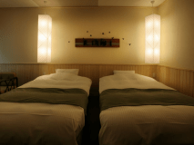 【4階洋室】ベッドはシモンズのベッドを採用。とても快適にお休みいただけます。