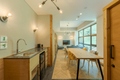 【２階コンパートメント客室-蓼科-】共有空間であるリビングには、専用のミニバーとして冷蔵庫やミニシンク、大型テレビやソファなど、グループでのご宿泊でも快適にお過ごし頂けるようスペースを確保しております。