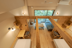 【３階コンパートメント客室-346-】４つの鍵付き個室スペースのロフトベッドの小窓から有部分を見下ろした全景になります。