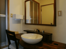 【3階客室】洗面。陶器の洗面ボールに大きめの鏡が設置されて案外使いやすいです。