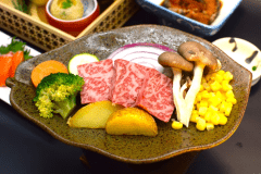 信州牛ステーキのついたお料理です。