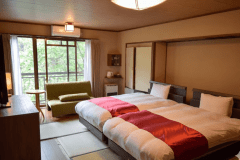 【4階和室+ベッド2台】和室10畳のお部屋にベッド2台があるお部屋です。50インチの大型TVも設置。