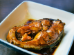 当館名物「鯉の旨煮」は、秘伝のタレでぐつぐつ煮込まれており、臭みがなく食べやすいと評判の一品。