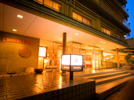 夜には館内から温かい光がこぼれます