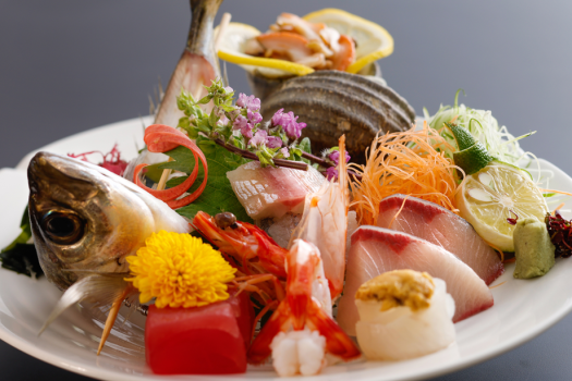 【お造り盛り合わせ】新鮮だからこその「活きた味」。瀬戸内の獲れたて魚介をご提供します。