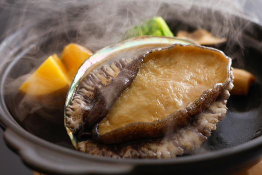 【アワビ踊り焼き】お刺身のコリコリとはひと味違うふっくら柔らかな食感は、思わずやみつきに♪