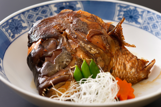 【鯛の兜煮】迫力満点のアラ炊き。旨みがたっぷり染みわたる引き締まった身は、ご飯との相性も抜群！