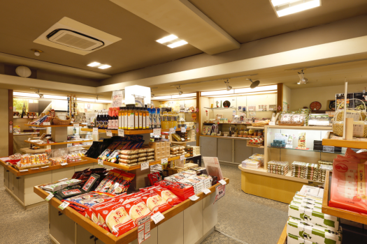 【売店】愛媛・松山の銘菓など、豊富に取り揃えております。お土産にぜひどうぞ。