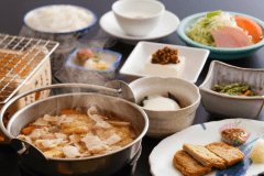 【ご朝食】噛むほどに味わい深い、愛媛の名産「じゃこ天」ほか、優しい味の郷土料理が揃う和定食。