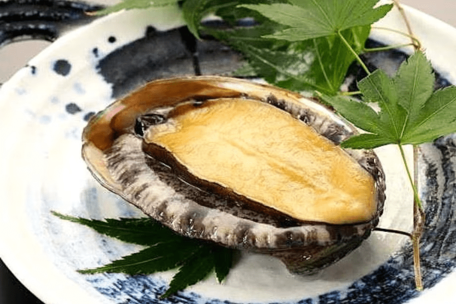 活きあわびの陶板焼き