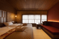Room-依‐ひがし茶屋街のメイン通りに佇み、観光地へも足を運びやすい好立地。