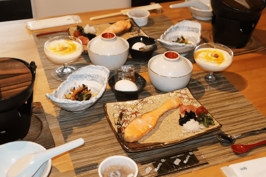 大分名産だんご汁・温泉たまご・手作り豆腐、焼き魚、小鉢。納豆、のり、漬物、デザート 大分名産だんご汁・温泉たまご・手作り豆腐、焼き魚、小鉢。納豆、のり、漬物、デザート