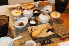 大分名産だんご汁・温泉たまご・手作り豆腐、焼き魚、小鉢。納豆、のり、漬物、デザート