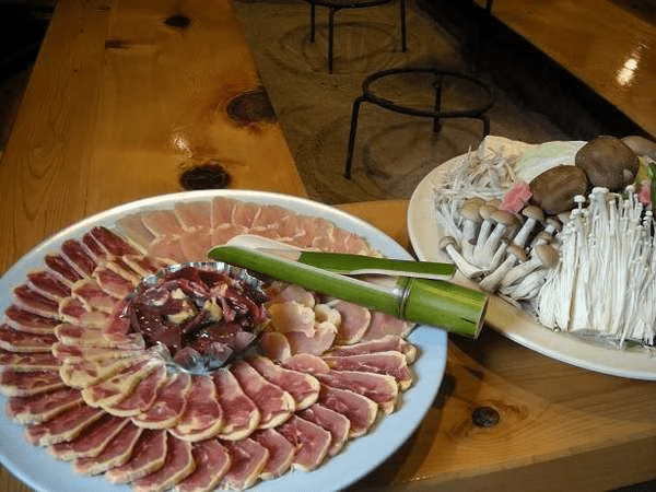 自家飼育峰山鶏鍋料理です。もも肉・胸肉・つくね・心臓等で雑炊には玉子を使用します。 自家飼育峰山鶏鍋料理です。もも肉・胸肉・つくね・心臓等で雑炊には玉子を使用します。