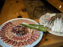 自家飼育峰山鶏鍋料理です。もも肉・胸肉・つくね・心臓等で雑炊には玉子を使用します。 自家飼育峰山鶏鍋料理です。もも肉・胸肉・つくね・心臓等で雑炊には玉子を使用します。