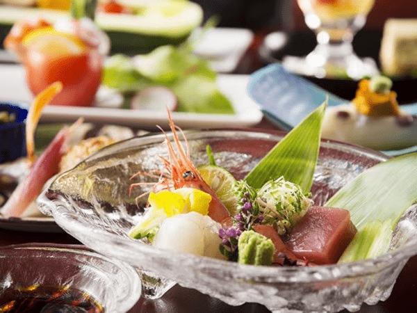 料理長自らが市場でその日に仕入れる旬のお造り